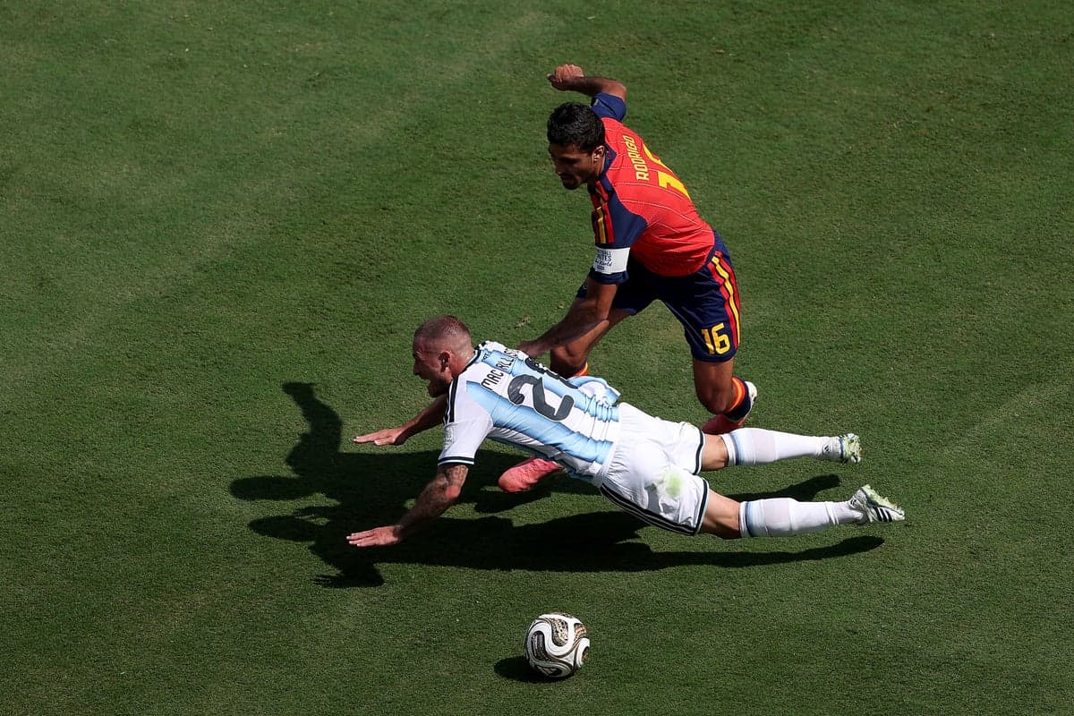 ‘Terrible’ World Cup final pitch criticised after slow start to Spain v Argentina 