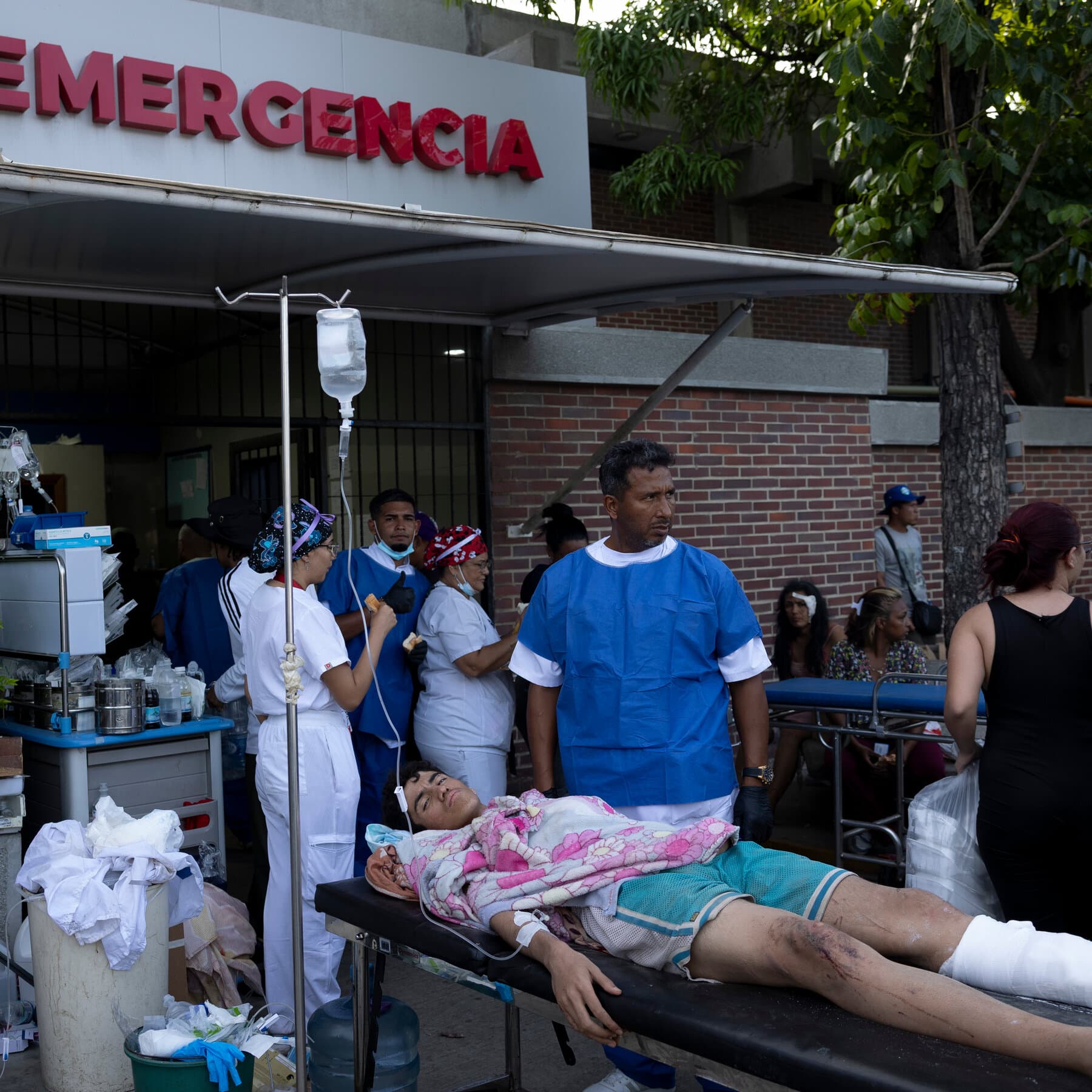 Survivors in quake-hit La Guaira tell of loss and rescue.