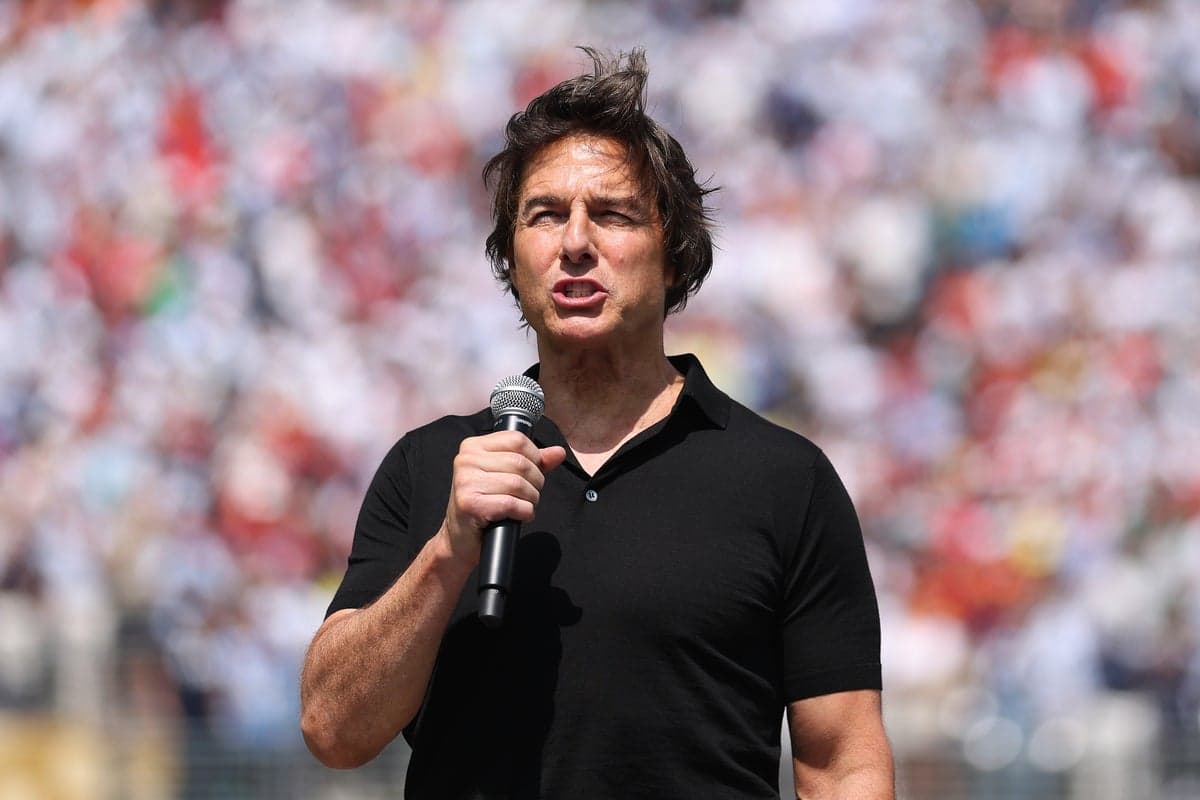 Tom Cruise closes World Cup ceremony with a passionate speech on the pitch
