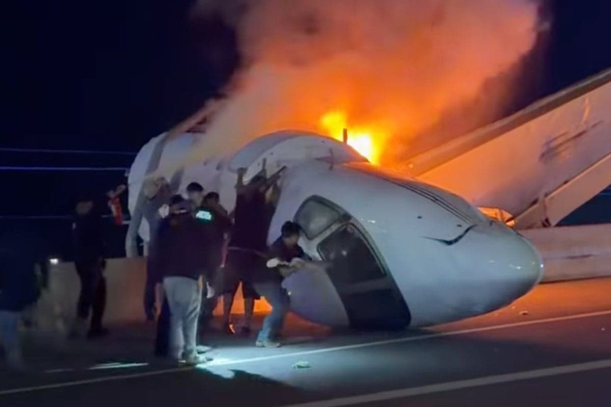 Warren Buffett-owned jet crashes into flames on Texas highway 