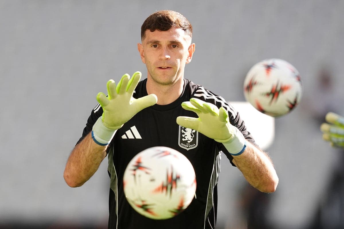 Chelsea in talks to sign goalkeeper Emiliano Martinez from Aston Villa