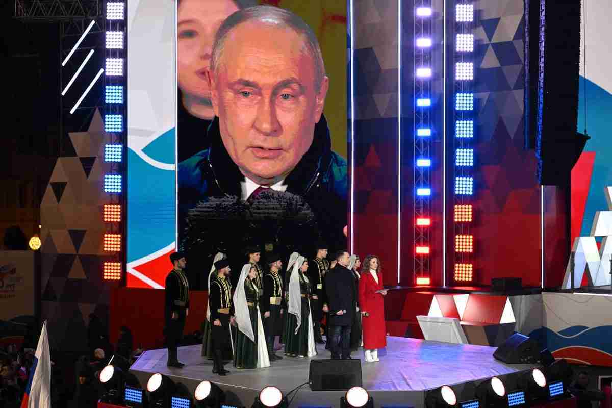 Russia-Ukraine war – live: Nuclear risk at ‘highest point in decades’ as Putin addresses Red Square crowds