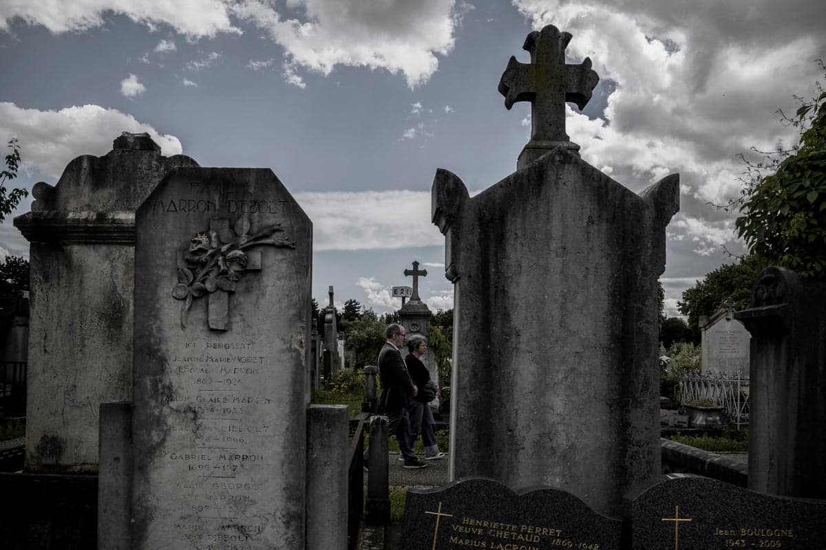 Disastrous funeral service ended with mortuary employee sitting on casket that wouldn’t close, lawsuit says
