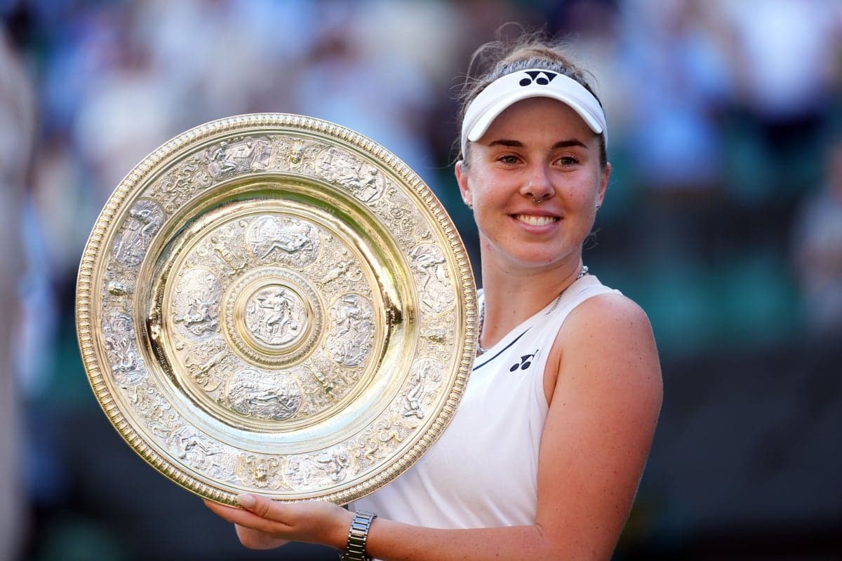 Linda Noskova motivated by glimpse of Wimbledon trophy during battling win