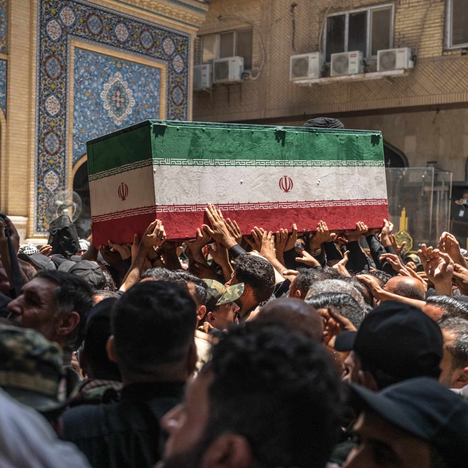 Iraqis Turn Out in Droves to Mourn Khamenei in Show of Solidarity