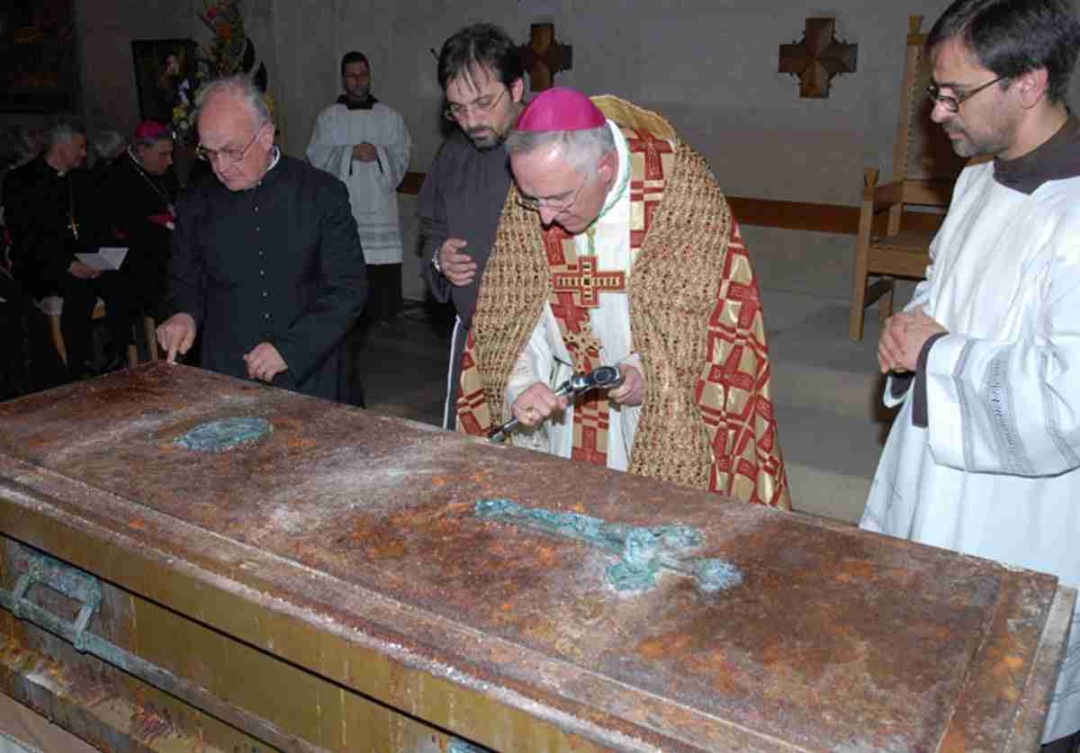 Vatican updates rules on weeping statues and stigmata amid fake news fears