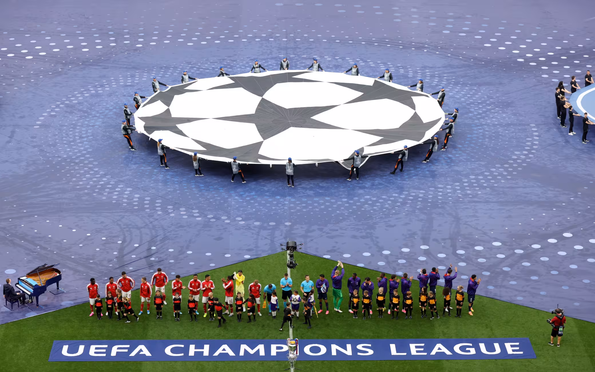 Champions League: Tough Night for Inter and Napoli, Bayern Scrapes By, Barcelona and Arsenal Soar. Tonight: Roma vs Real Madrid