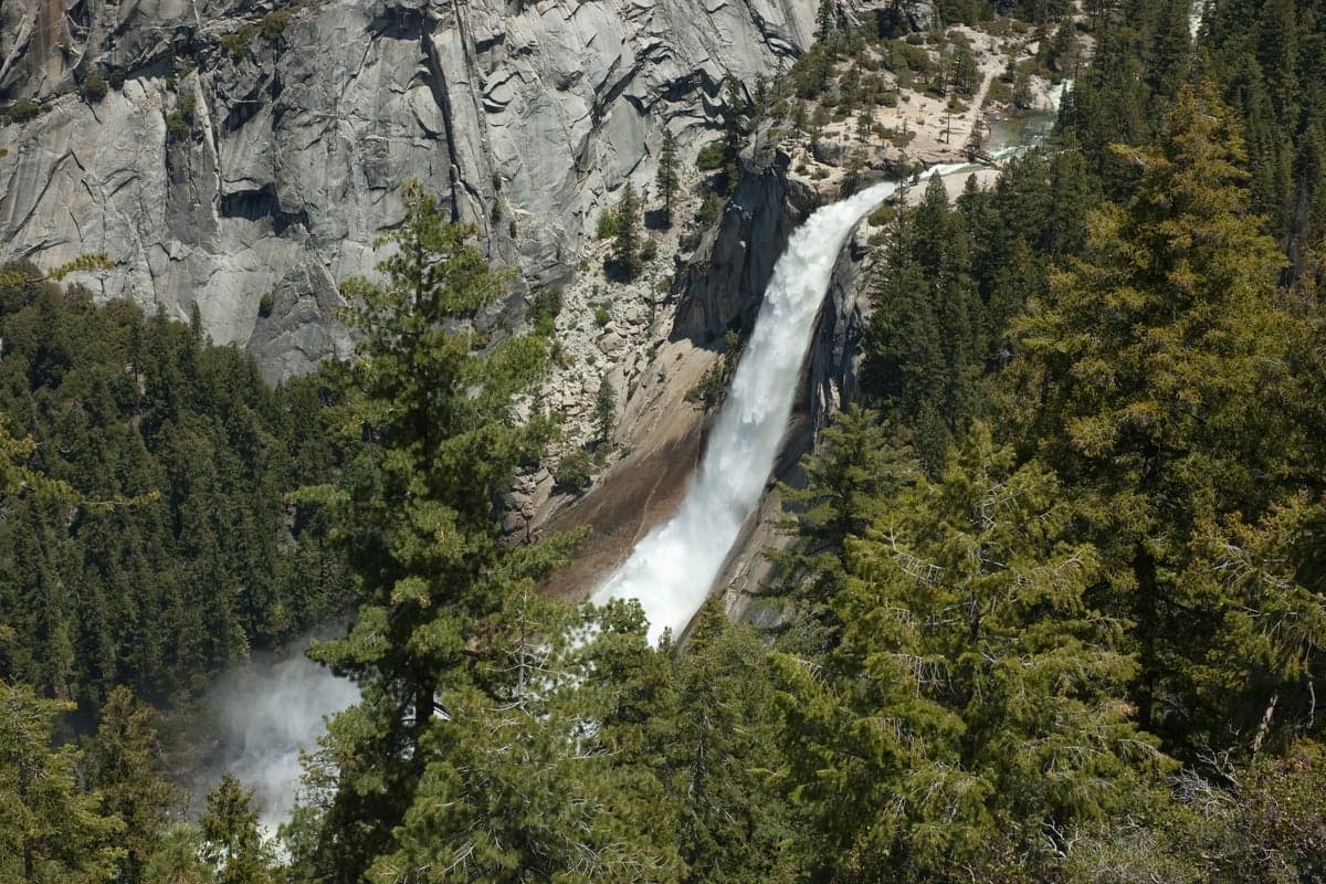 Man dies after plunging nearly 600ft from Yosemite waterfall