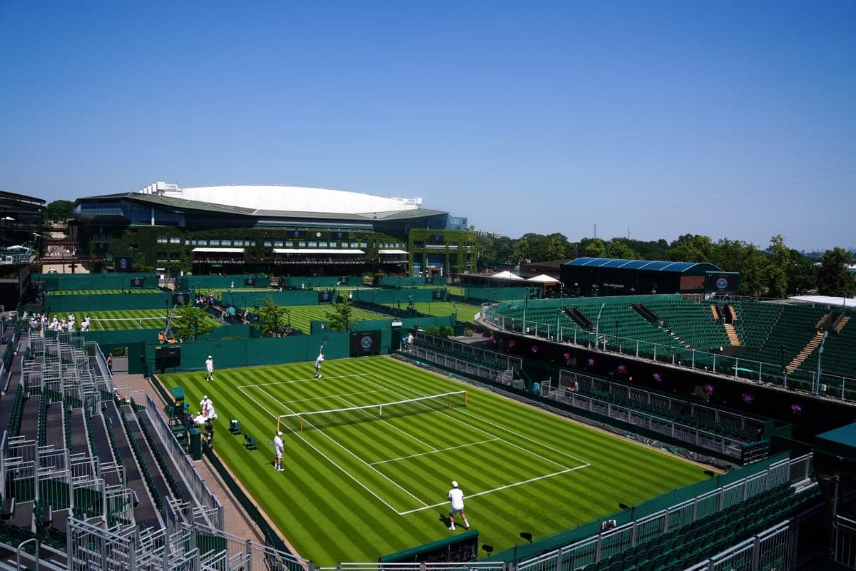 Play at Wimbledon qualifying suspended as ELC fails in extreme heat 
