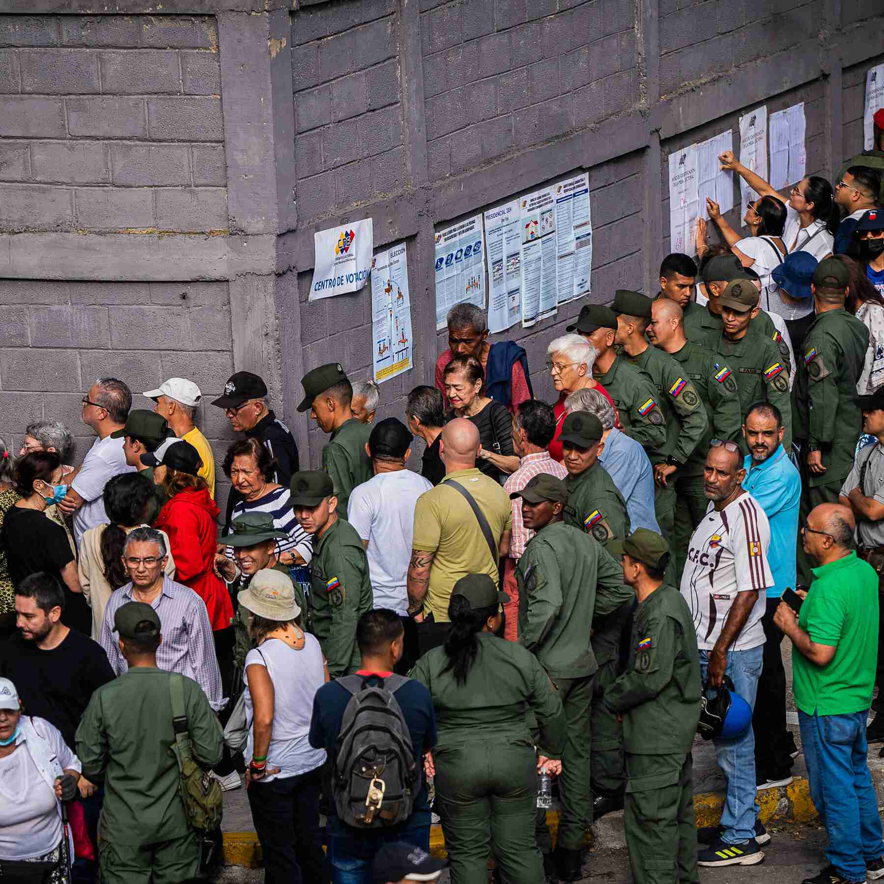 Hourslong Lines as Voters Surge to Polls in Venezuela’s Pivotal Election