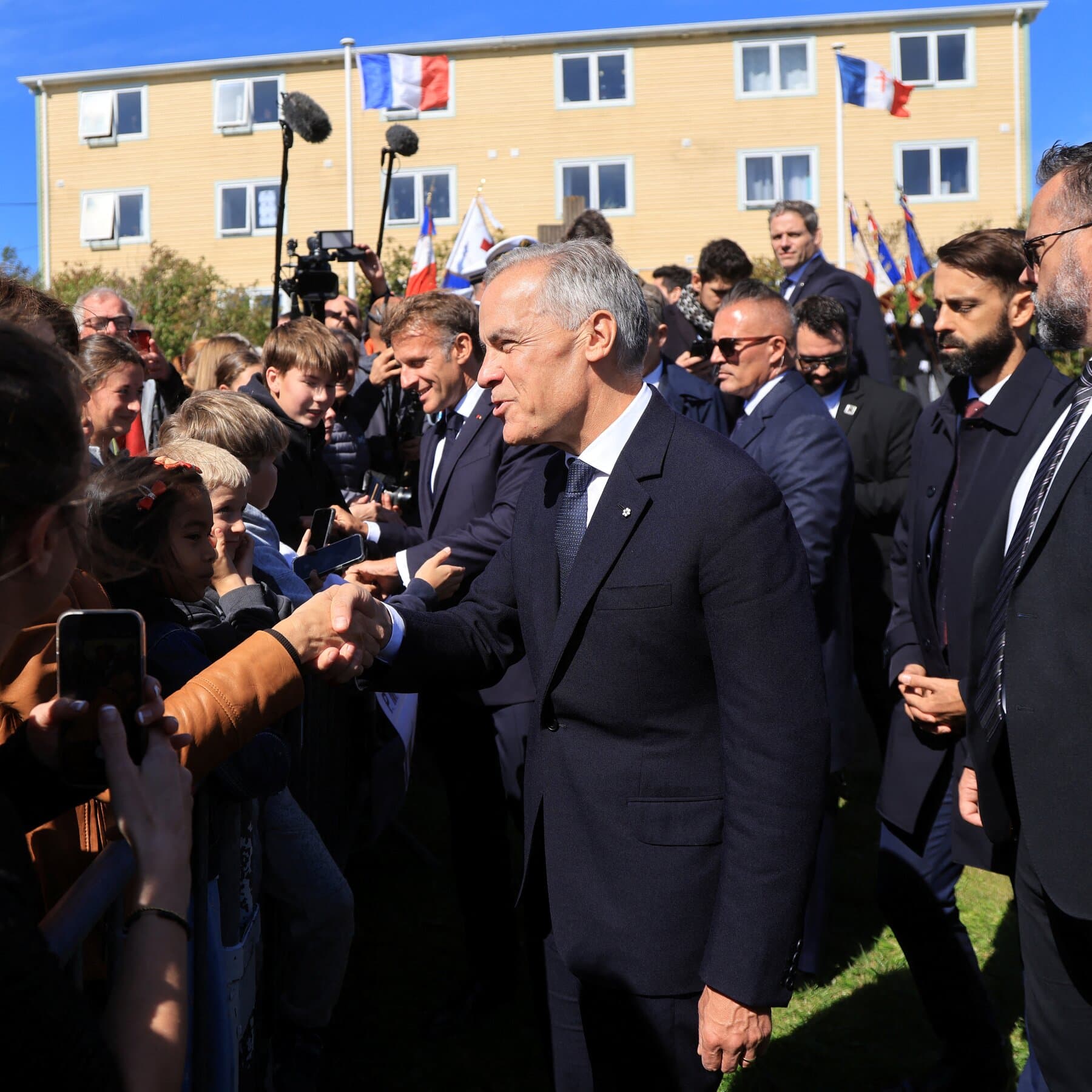 On a Dot of France Off Canada, Carney and Macron Promote Shared Values
