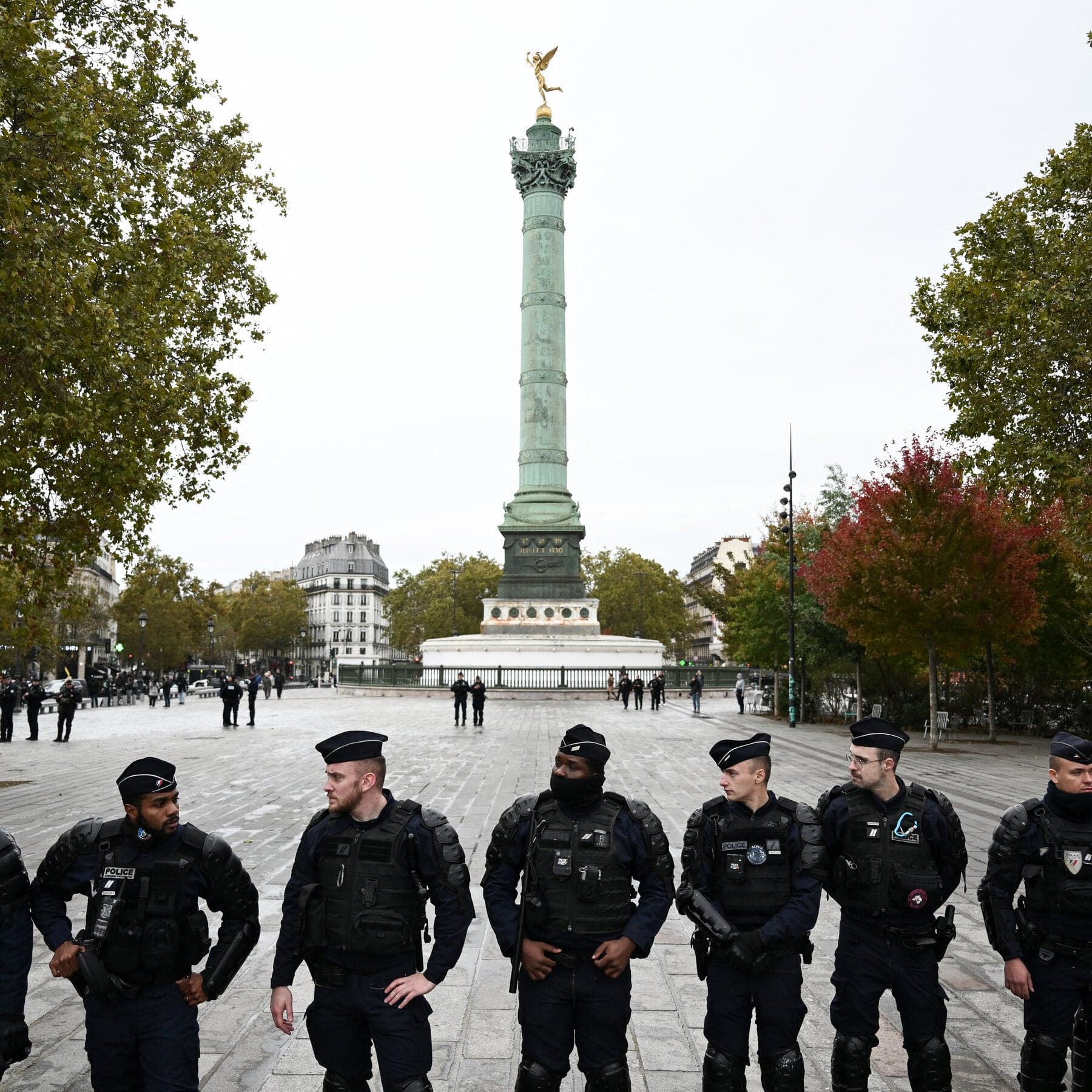 Paris, Battened Down Against Riots, Offers Lonely Welcome to Visitors
