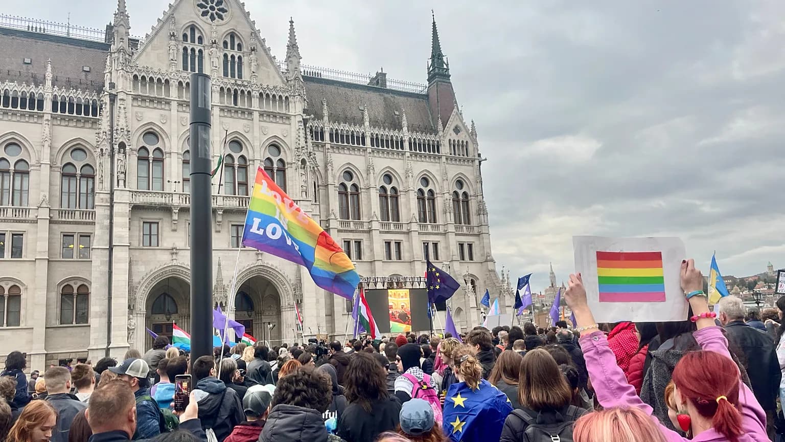 Hungary, Turning Point on LGBTQ+ Rights: Parliament Dismantles Orbán's Restrictions. Brussels Releases 4.2 Billion