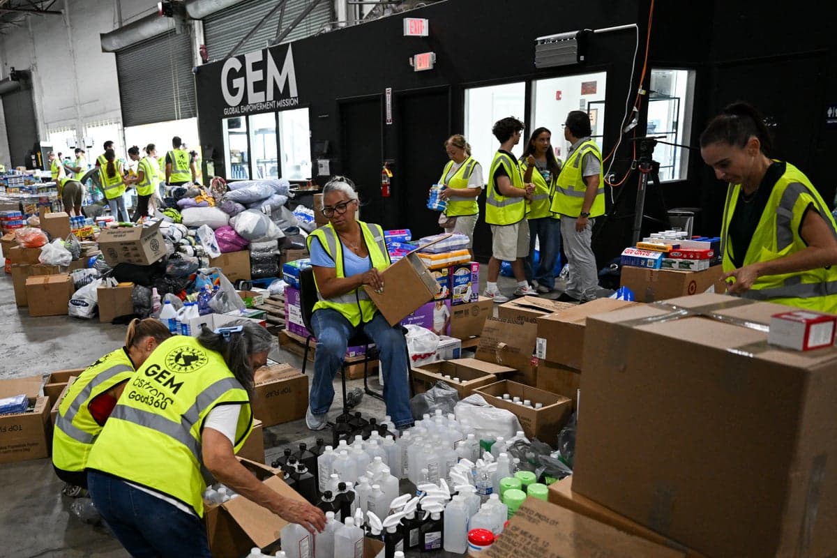 Venezuelans in US launch aid drives after earthquakes despite Caracas airport closure