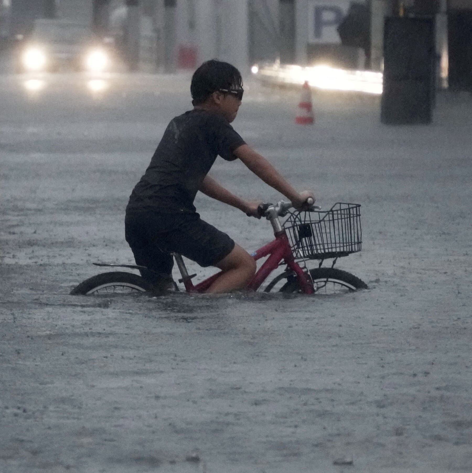 Typhoon Dujuan Brings Record Rain to Japan, Killing 5 People