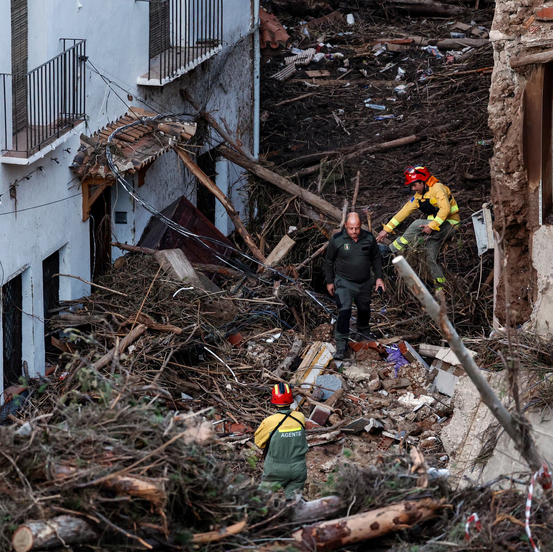 After Flash Floods in Spain, Rescuers and Residents Face a Grim Scene