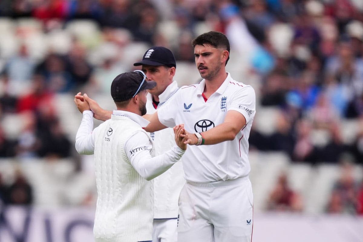 England dominate to put pressure on Pakistan