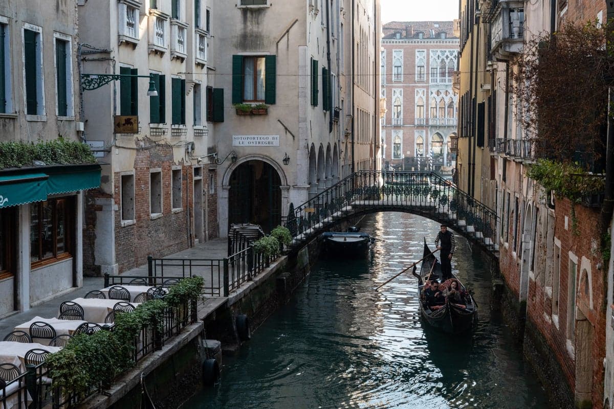 American couple unknowingly breaks Italian law in Venice as locals give them puzzling looks