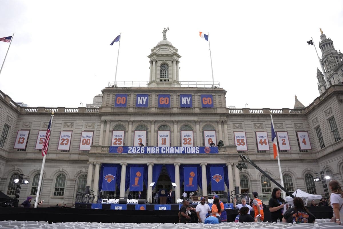 NYC officials roasted for embarrassing error with Knicks banners during victory parade