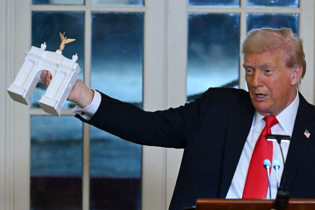 Top Senate Democrat calls on FAA to reject White House’s arch plan: ‘Trump putting his pet projects first’