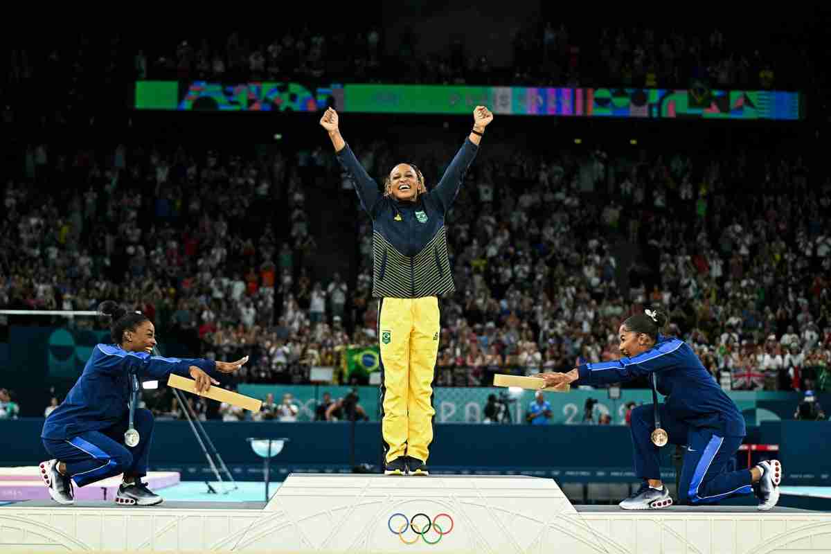 Simone Biles and Jordan Chiles affectionately bow to Brazilian athlete who beat them to gold medal