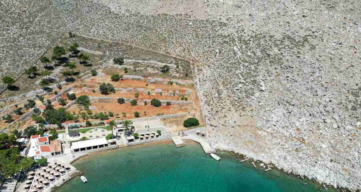 Greece missing tourists – latest: Four more dead and three missing in 40C heat after Michael Mosley tragedy