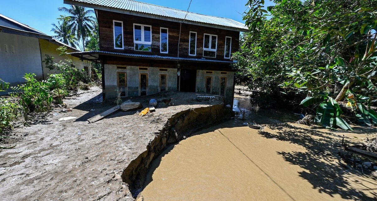 Over 900 dead as catastrophic flooding hits parts of Asia