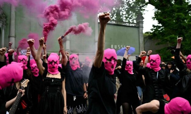 Pussy Riot protest forces temporary closure of Russian pavilion at Venice Biennale