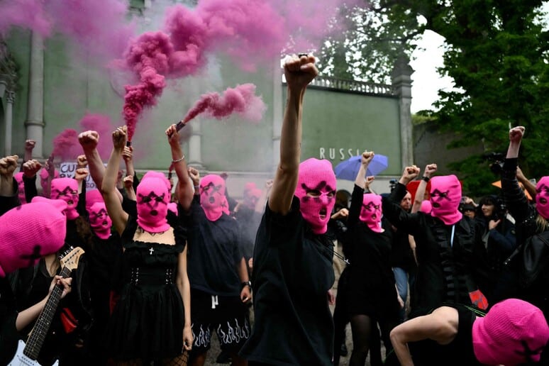 Pussy Riot protest forces temporary closure of Russian pavilion at Venice Biennale